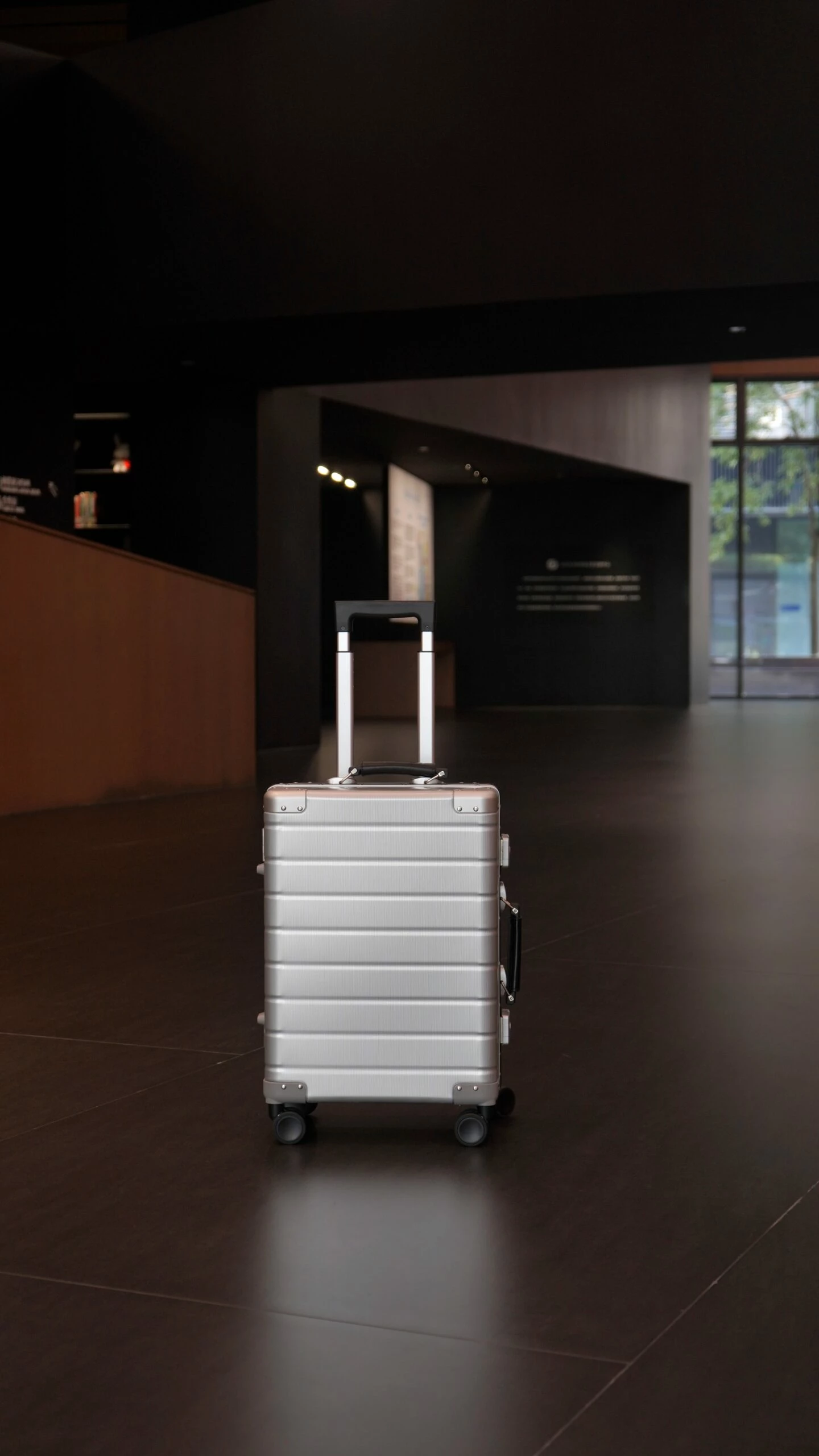 Valixhe udhëtimi Twopoint 20" alumini (aliazh alumini-magnezi), TSA drysh kombinimi, 360° rrota, waterproof, argjendtë