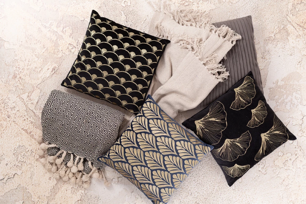 Jastëk dekorativ Dione, kadife, ngjyrë e zezë dhe ari, 45x45cm