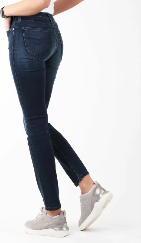 Xhinse Lee për femra, Pitch Royal