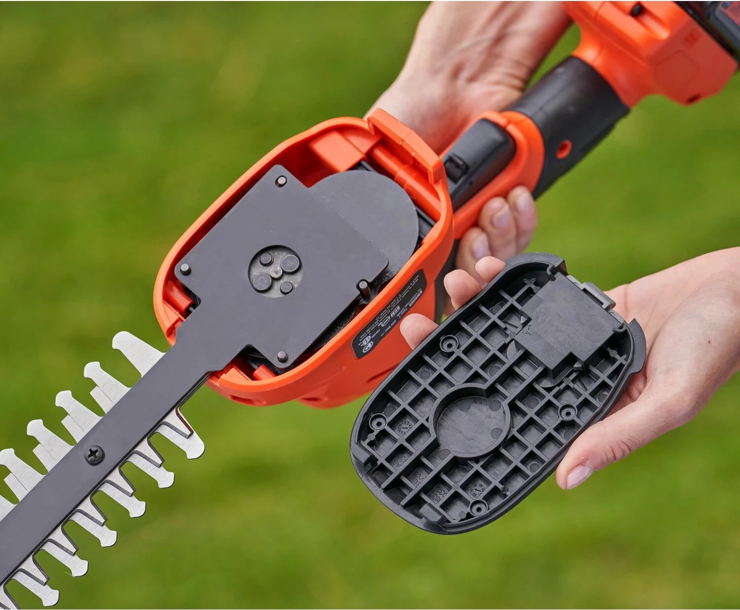 Gërshërë me bateri për shkurre/bar, Black+Decker BCSS18B, 18 V, teh 20 cm, pa bateri, me 2 tehe, e zezë