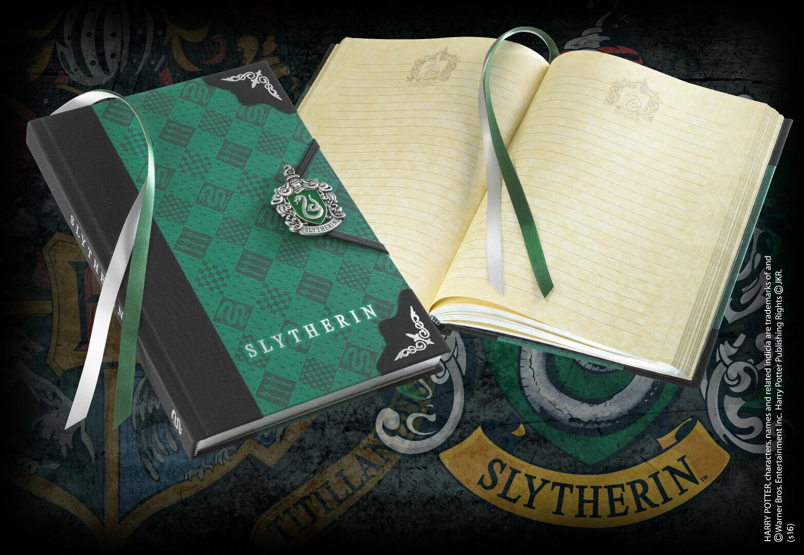 Fletore shënimesh NOBLE COLLECTION Harry Potter Slytherin, me mbyllëse metalike, skaje të argjendta, 2 shirita shënues, e gjelbër/zezë