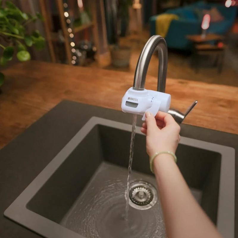 Filtru uji për rubinet BRITA ON TAP Pro V-MF (CU CE2), i bardhë