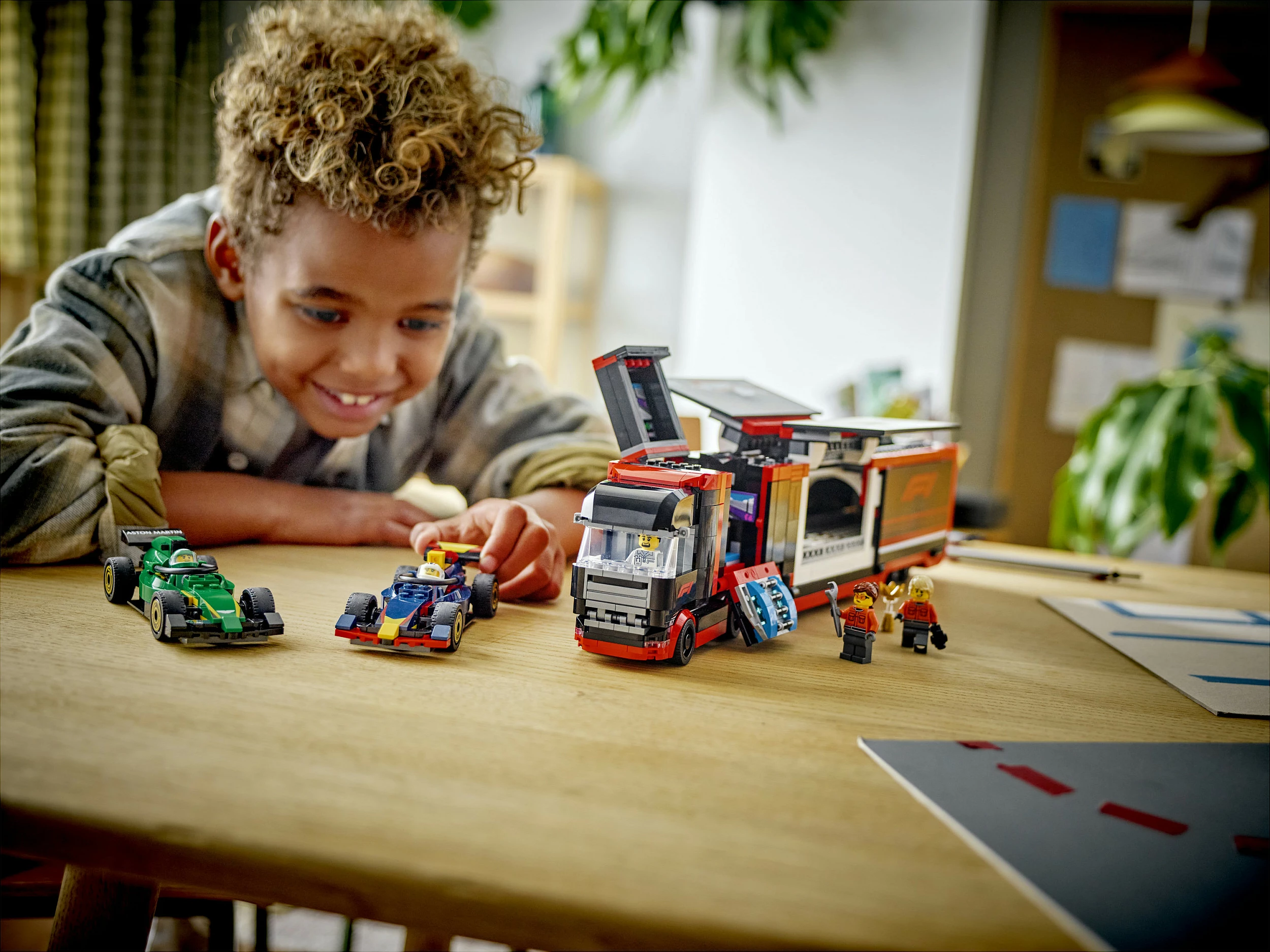Set ndërtimi LEGO F1 kamion me RB20 & AMR24, 1086 pjesë, plastikë, shumëngjyrësh