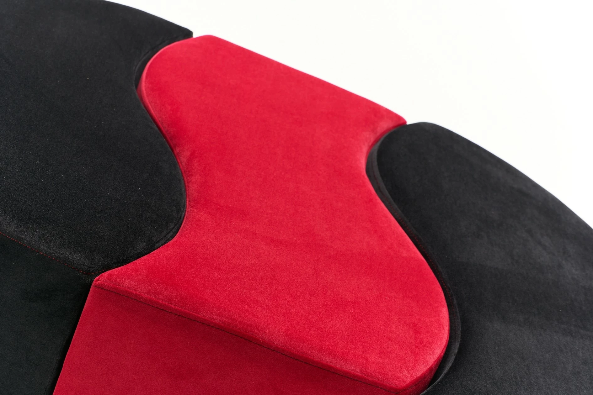 Puf Atelier del Sofa Alya, ngjyrë e zezë dhe e kuqe