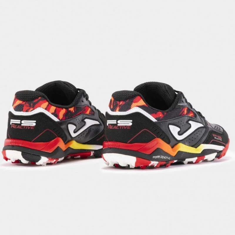 Atlete futbolli Joma për meshkuj dhe femra