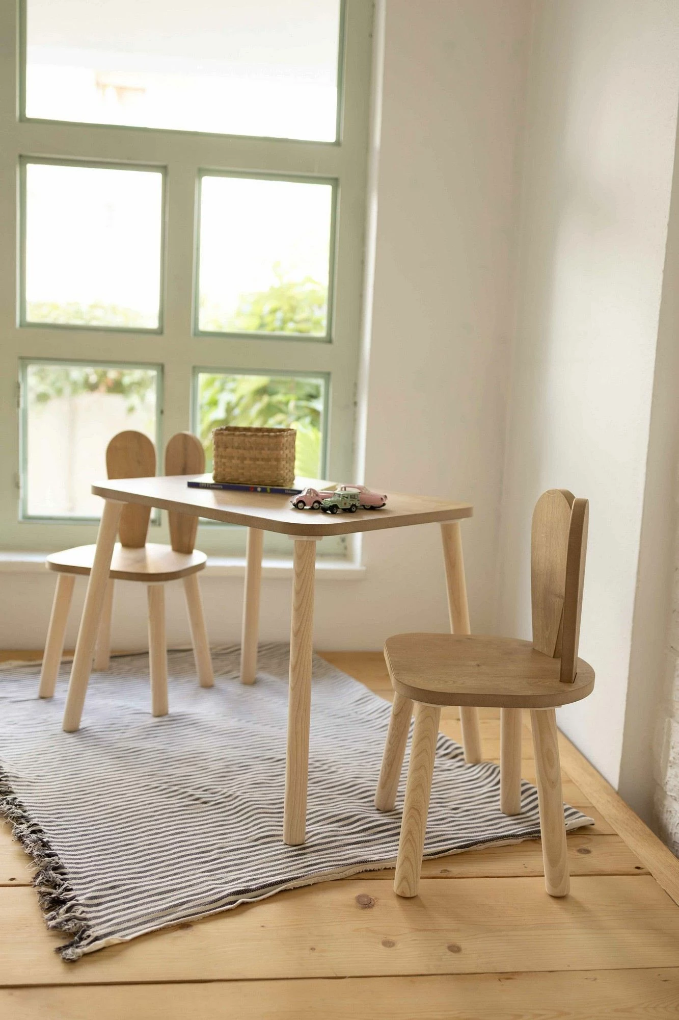 Set tavoline për fëmijë Hanah Home, dy karrige Bunny, ngjyrë kafe