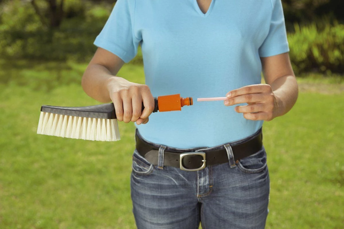 Furçë dore Gardena 987, e vogël, me lidhje uji, e zezë/portokalli