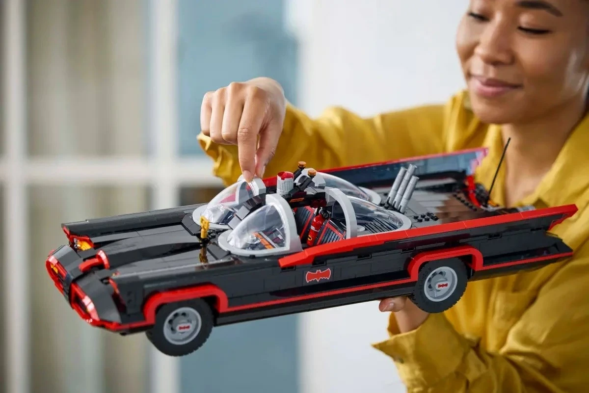 Set LEGO Batman 76328 Batmobile nga Seriali Klasik TV