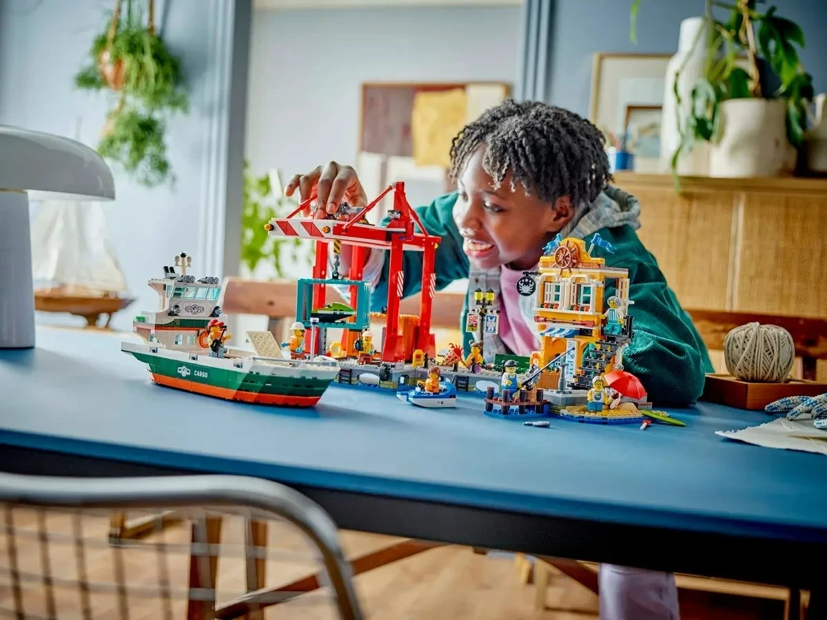 Set LEGO CITY 60422 Seaside Harbour me Anije Ngarkese