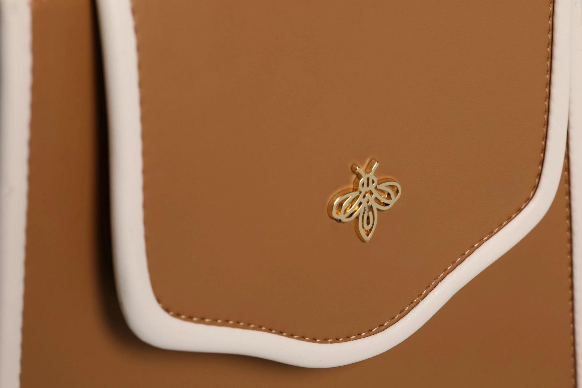 Çantë krahu Lucky Bees, 1248, ngjyrë camel-krem