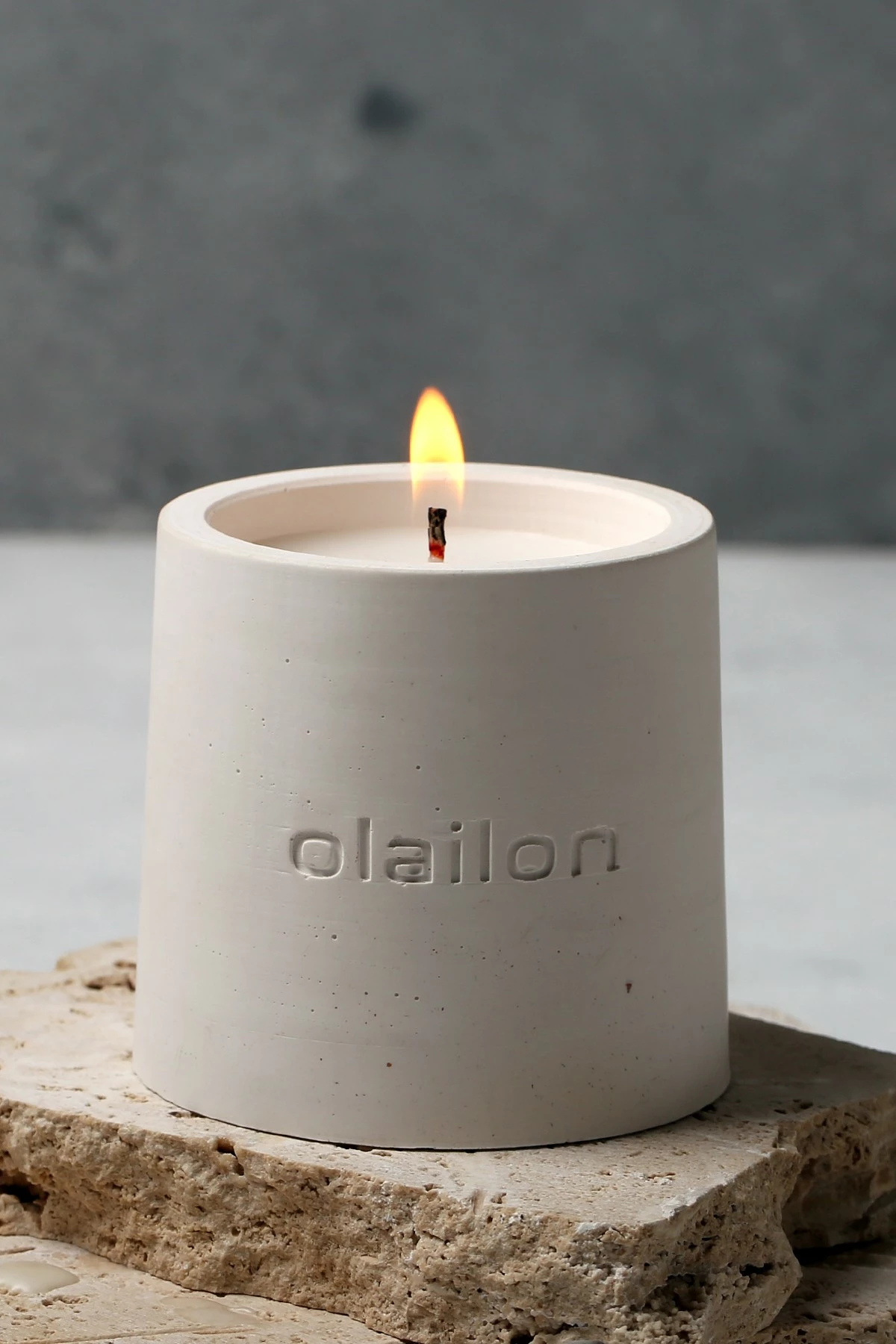 Qiri dekorativ prej betoni, ngjyrë e bardhë, aromë vanilje/rose, Aberto Design, Konik