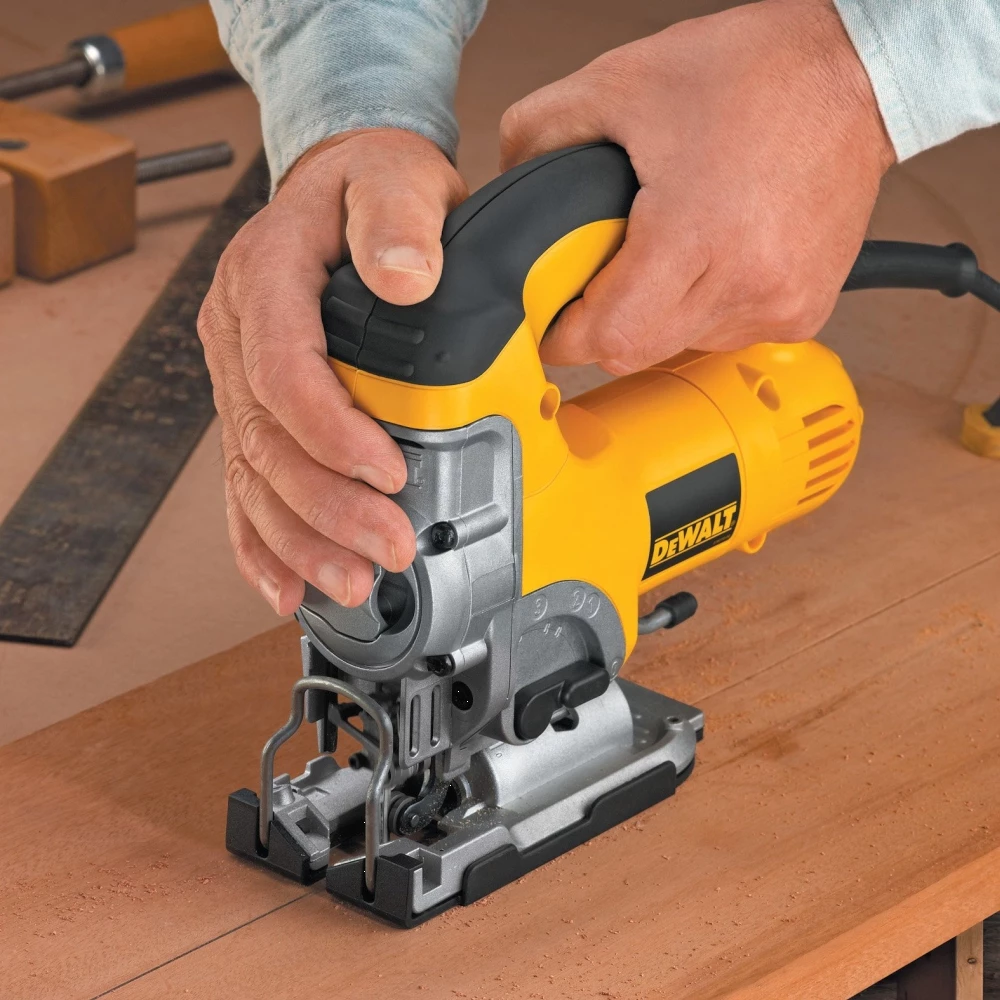 Sharrë xhigso DeWalt DW331K 701 W, me valixhe, e verdhë/zezë