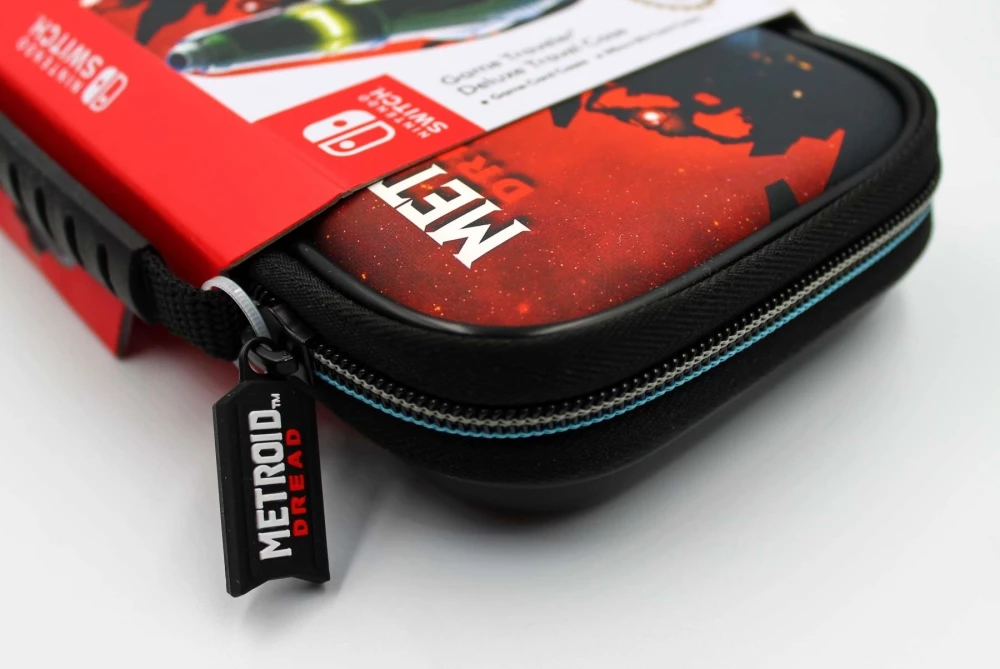 Torbicë udhëtimi e fortë për Nintendo Switch Nacon/Bigben Deluxe Travel Case Metroid Dread, kompatibile Switch/OLED/Lite, me mbajtëse kartele & microSD, kuqe/zezë, set 4 copë