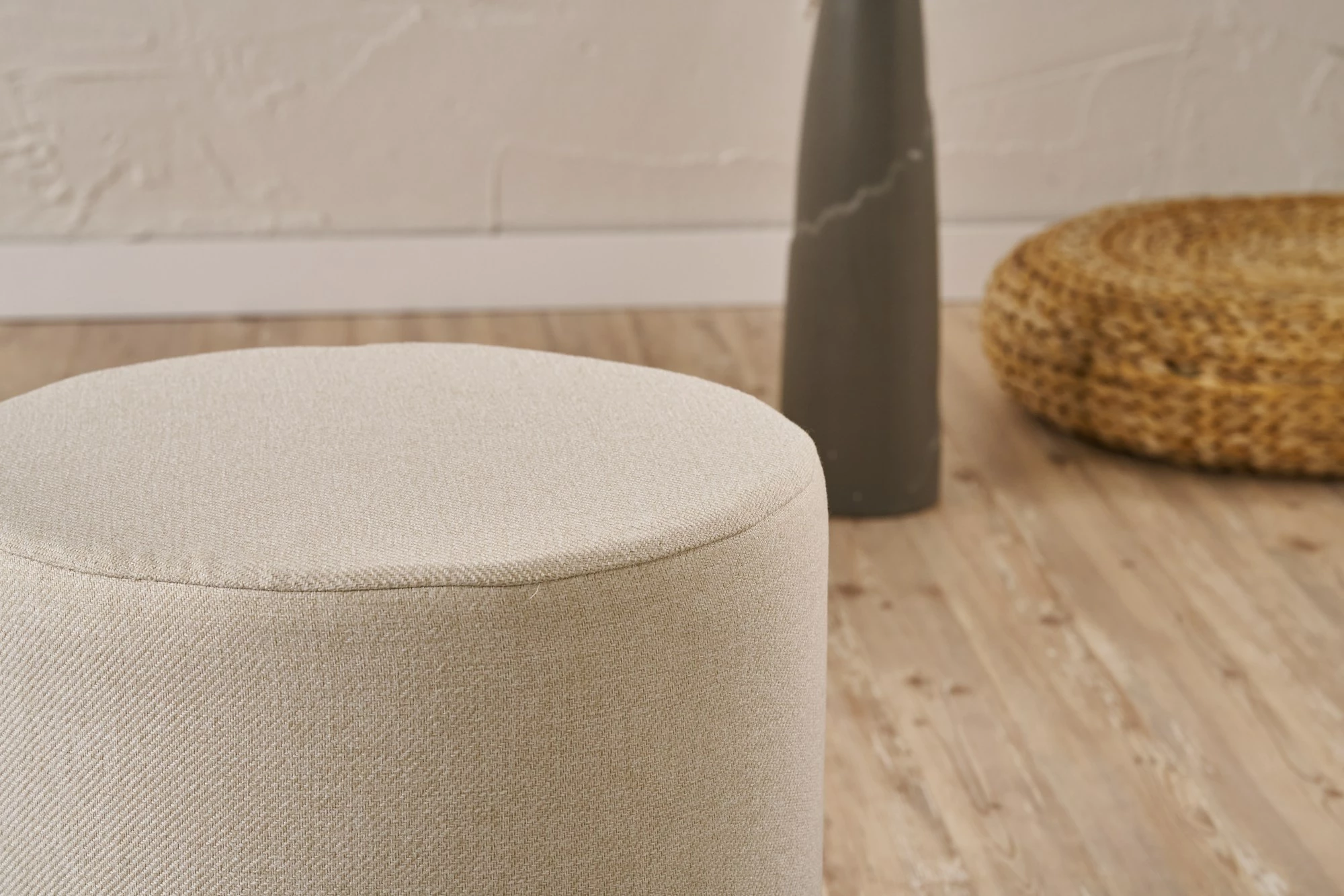Puf krem Atelier del Sofa, Bitez