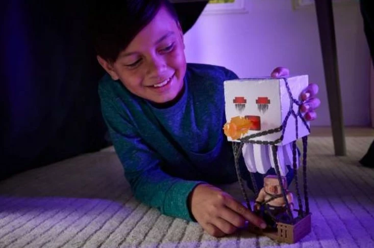 Set figurina Minecraft Mattel JFB69 Attack Ghast me projektile dhe Piglin Warrior