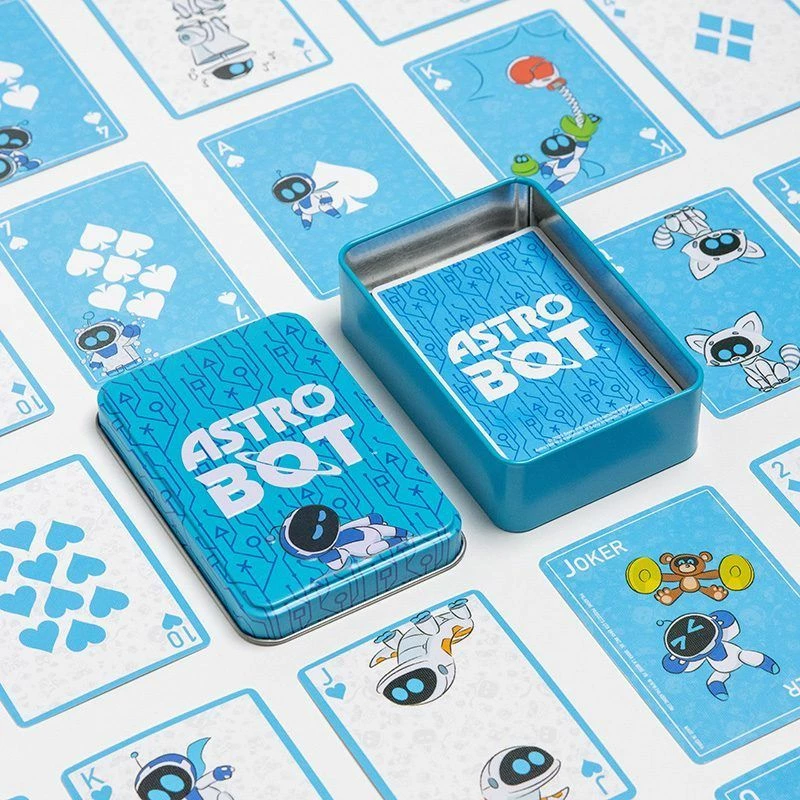 Komplet letra loje Paladone Astro Bot, 52 letra + 2 joker, kuti metalike koleksionuese