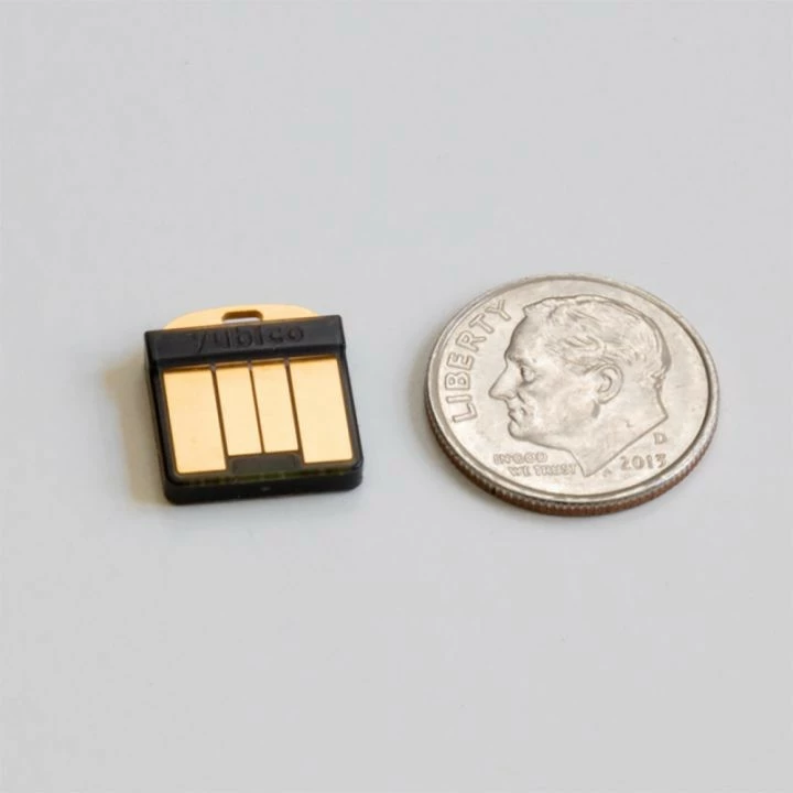 Çelës sigurie Yubico YubiKey 5 Nano, USB-A, i zi, i artë