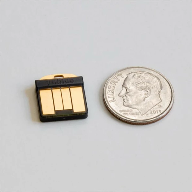 Çelës sigurie Yubico YubiKey 5 Nano, USB-A, i zi, i artë
