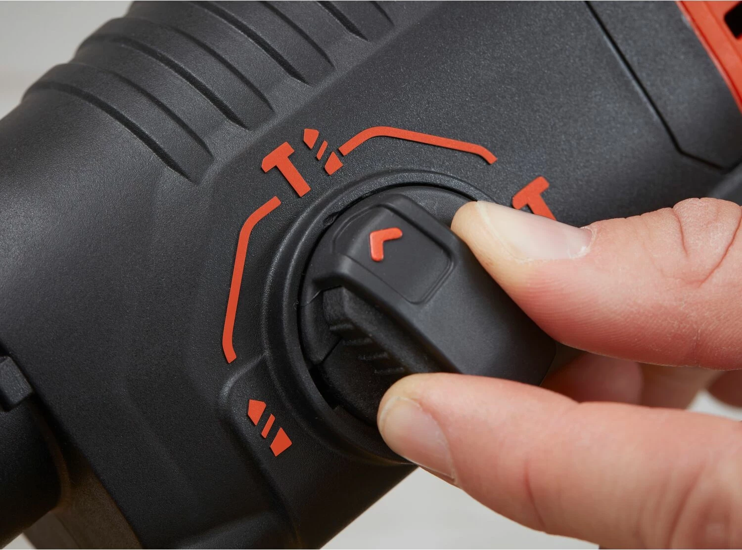 Çekiç shpues elektropneumatik Black&Decker BEHS01K 650W SDS Plus, set me valixhe, e zezë