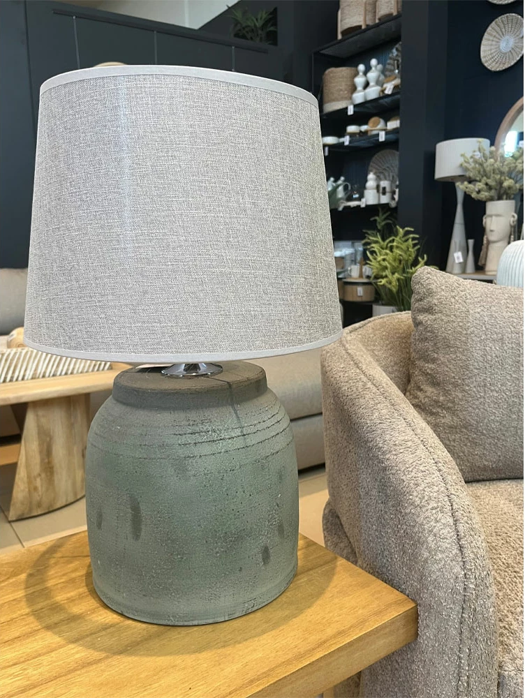 Llambë tavoline LINDOS, qeramike, ngjyrë mint-gri, abazhur lino bezhë, 24x24x54cm