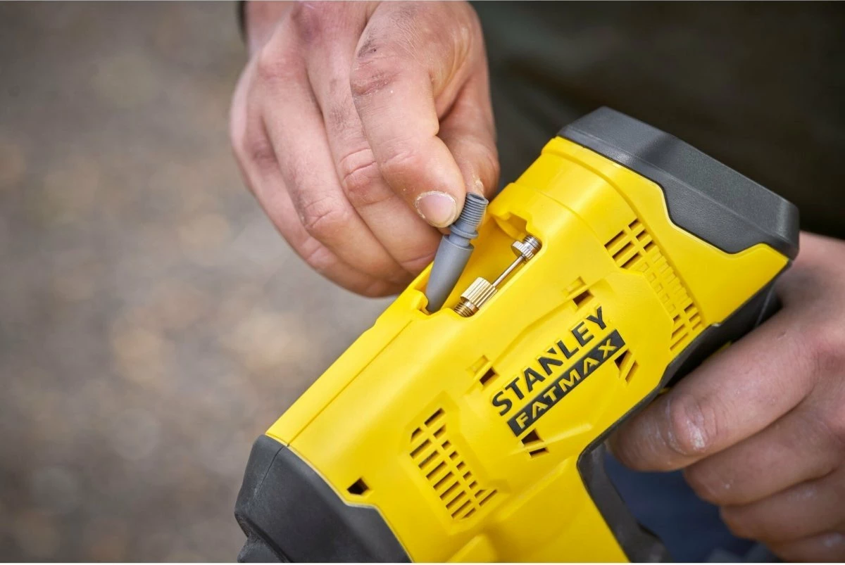 Kompresor ajri me bateri Stanley FATMAX SFMCE521B 18 V, max 10.3 bar, me ekran digjital, pa bateri/karikues, verdhë/zezë