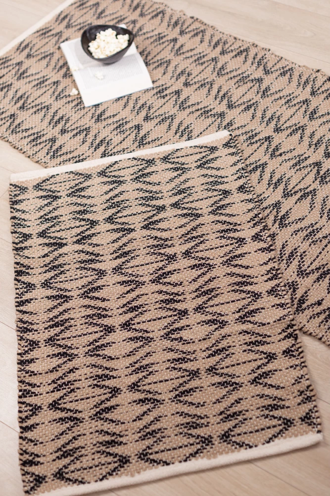Qilim dyshemeje Africa, jute dhe pambuk, 60x90cm, ngjyrë e zezë-bezhë