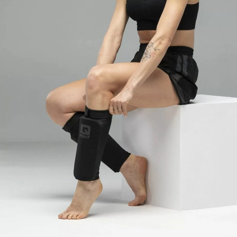 Mbrojtëse për këmbë IQ Maparo për futboll, të zeza