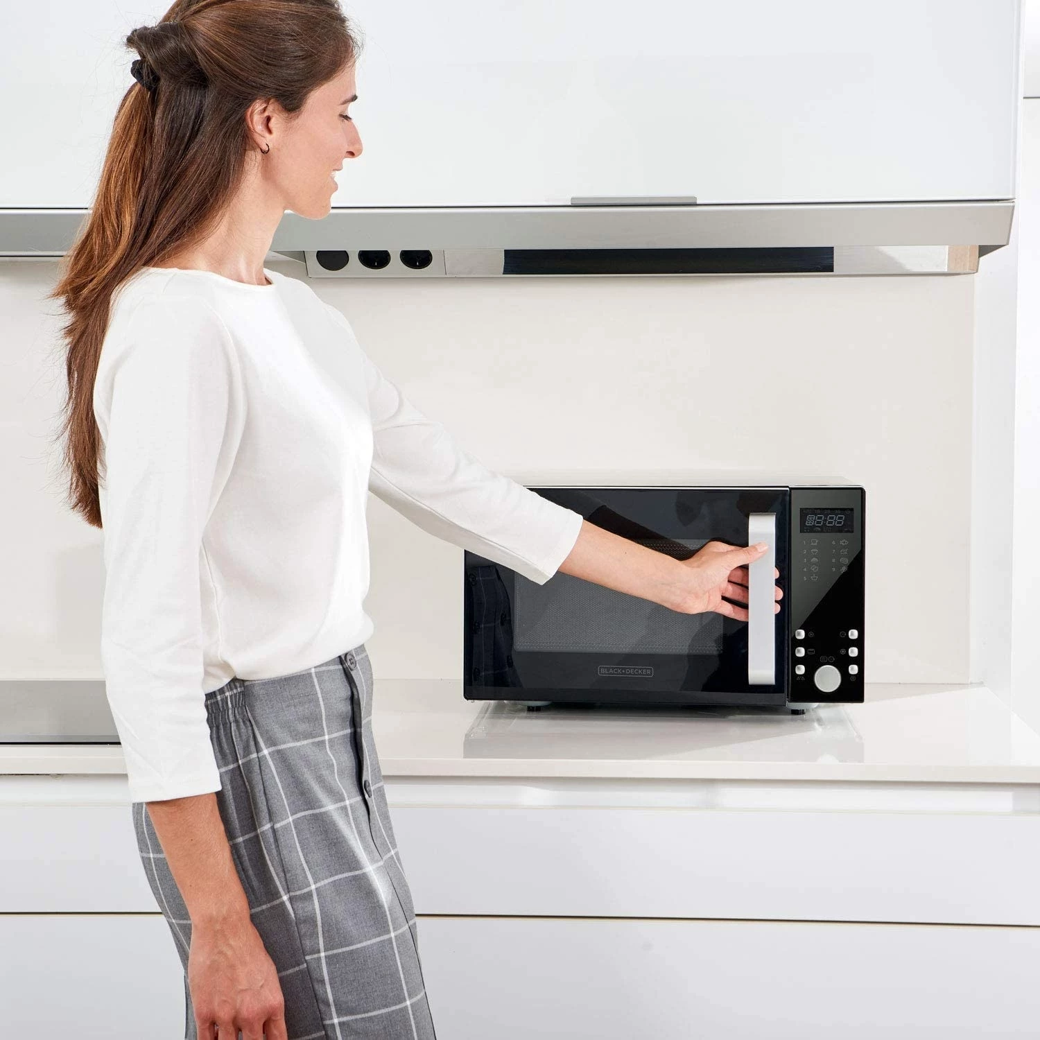 Furrë me mikrovalë Black&Decker BXMZ900E 900 W 23 L me grill, e lirë për vendosje, e zezë