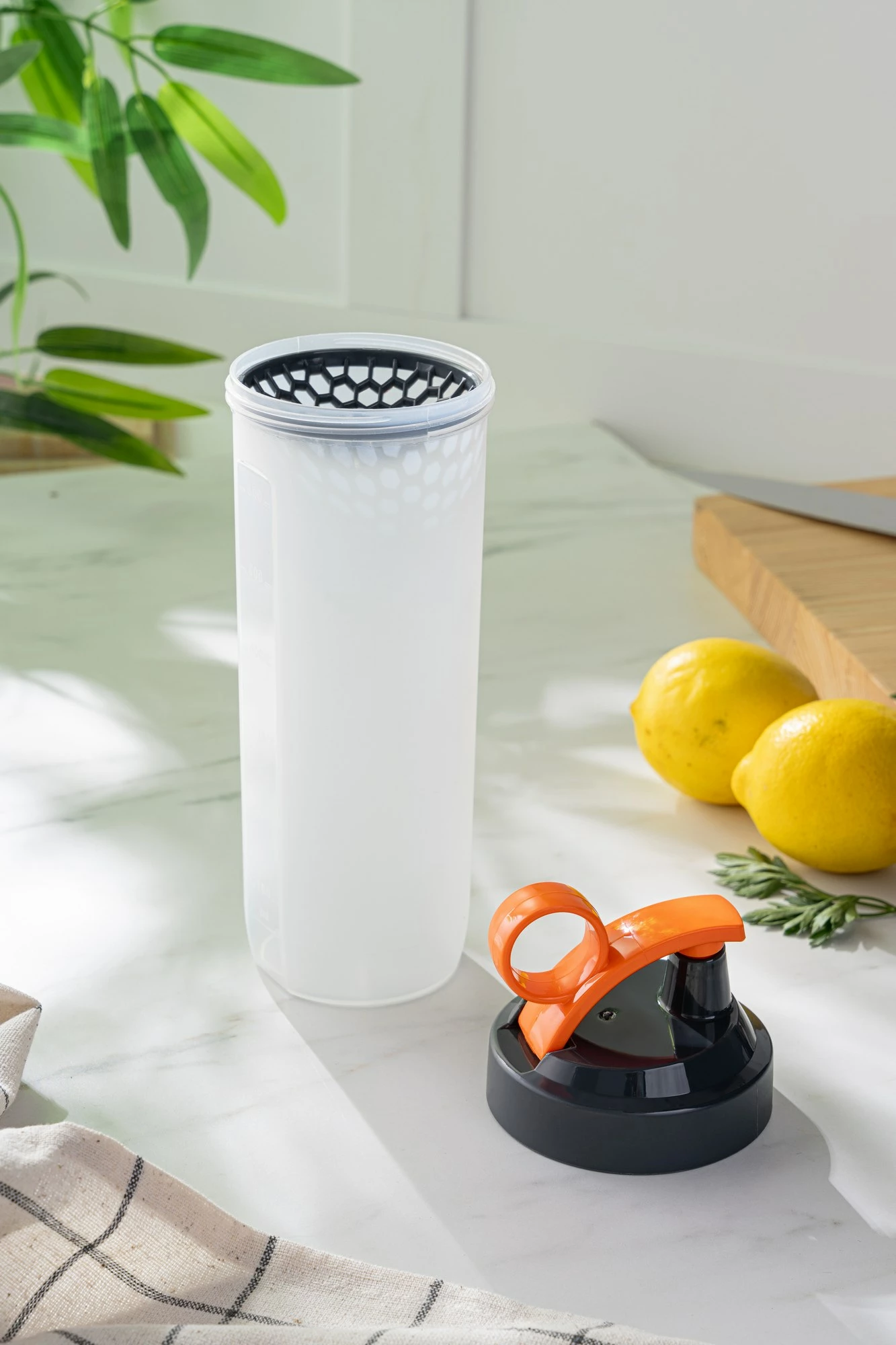 Shishe plastike shumëngjyrëshe, Hermia Concept, 740ml