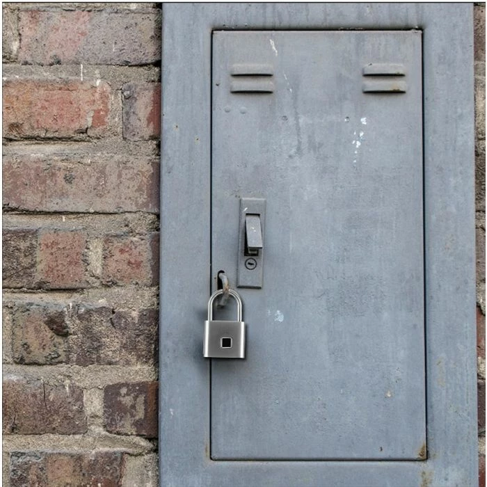 Katanac me gjurmë gishti BECOOL BCPL22M1, USB karikim, waterproof, argjendtë