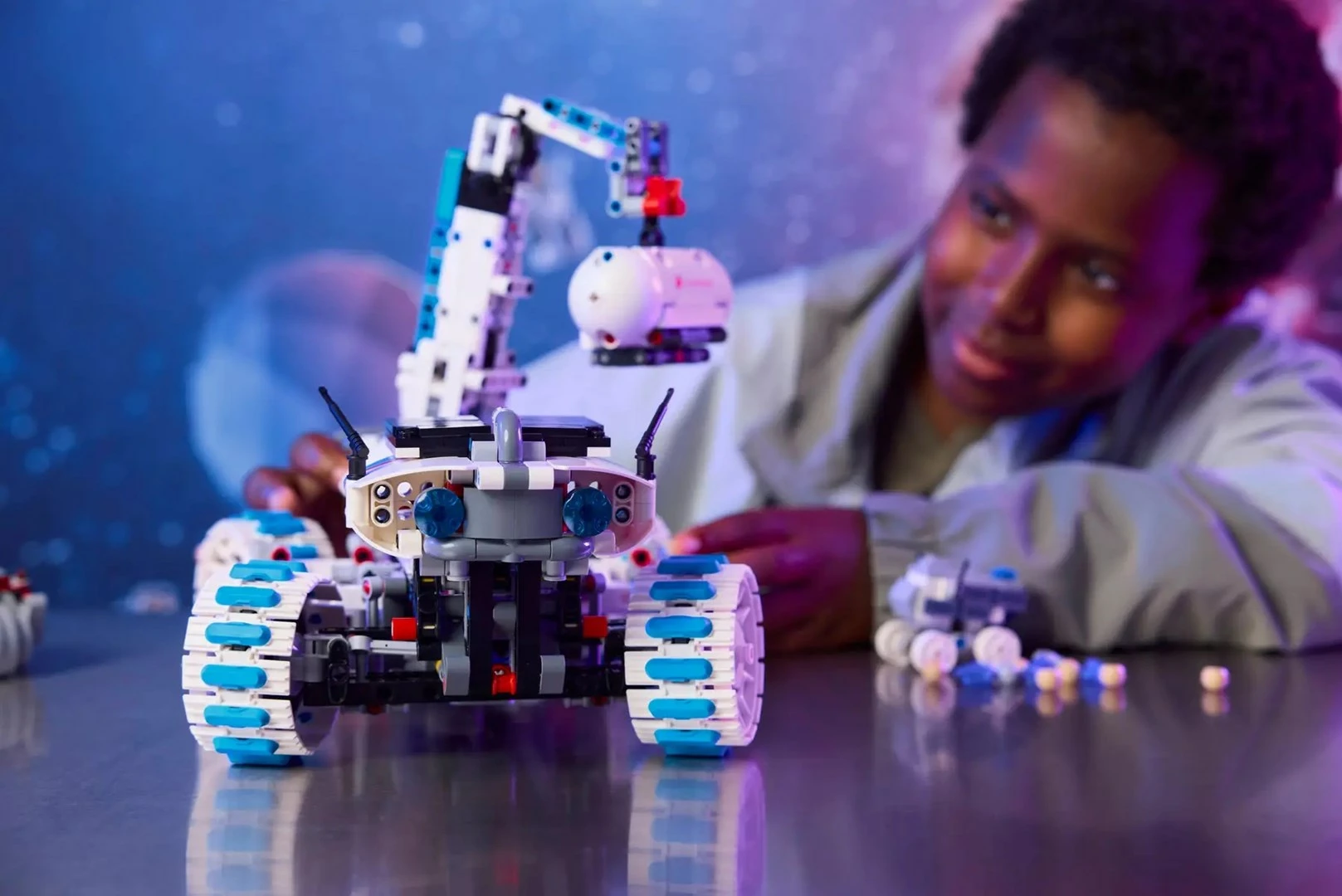 Set LEGO Technic Lunar Outpost Moon Rover 42211, 1082 pjesë, për fëmijë 10+