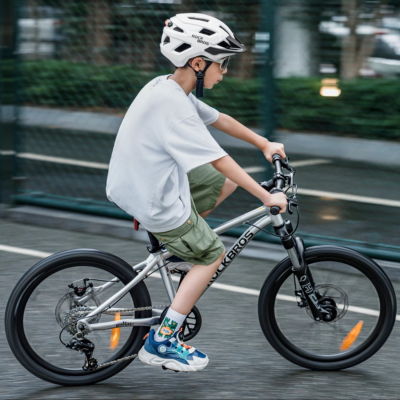 Helmet biçiklete Rockbros LK-67 për të rinj 54–58 cm me vizor të heqshëm, i bardhë