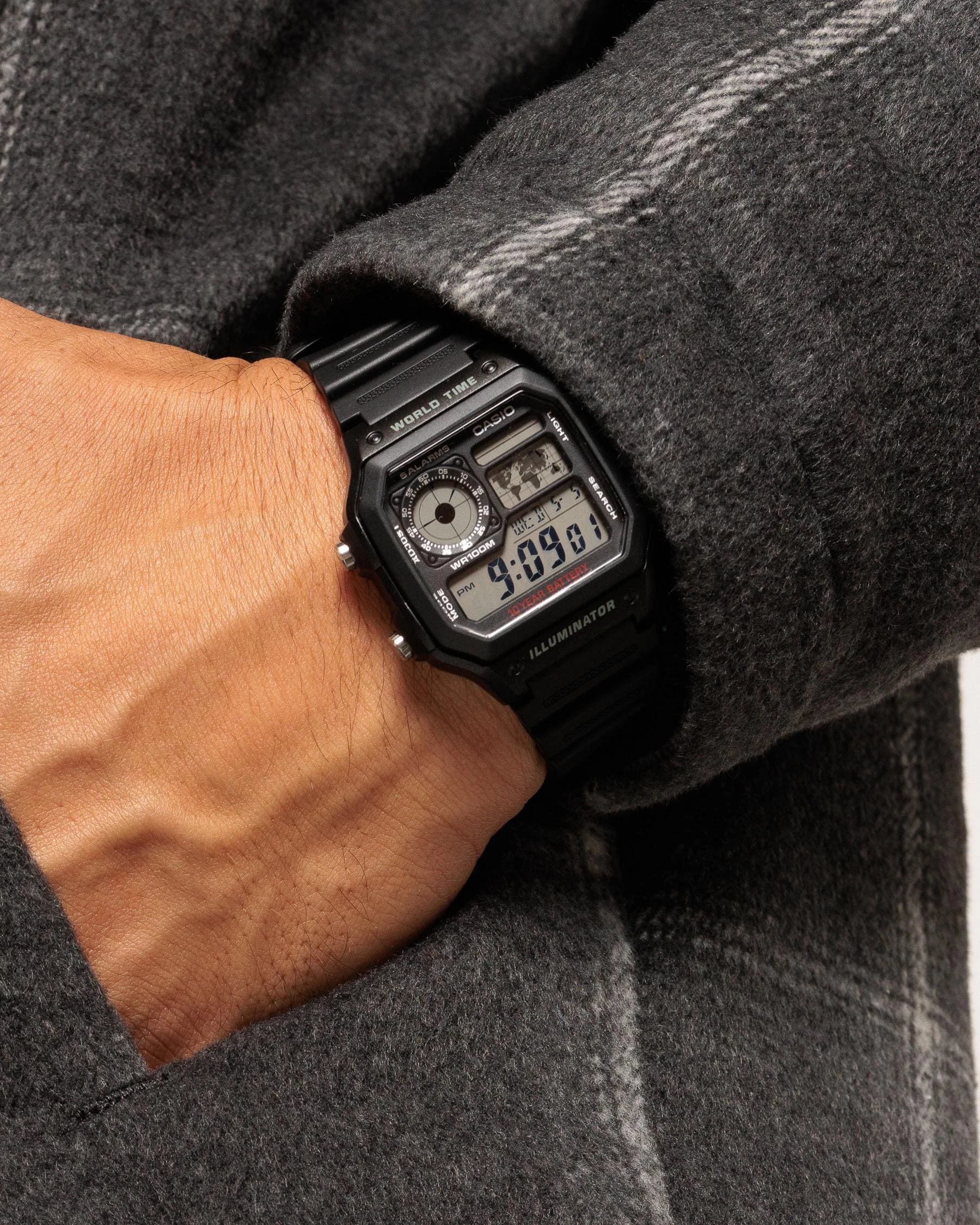 Orë dore Casio AE-1200WH-1A, e zezë