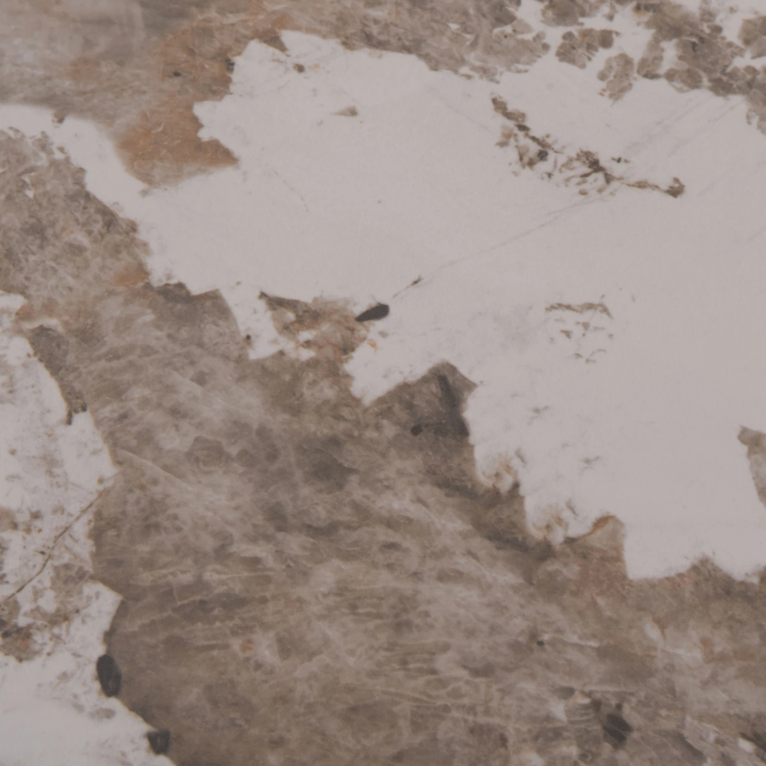 Tavolinë anësore Tucana, bazë metalike e zezë, detaje ari, sipërfaqe guri Pandora