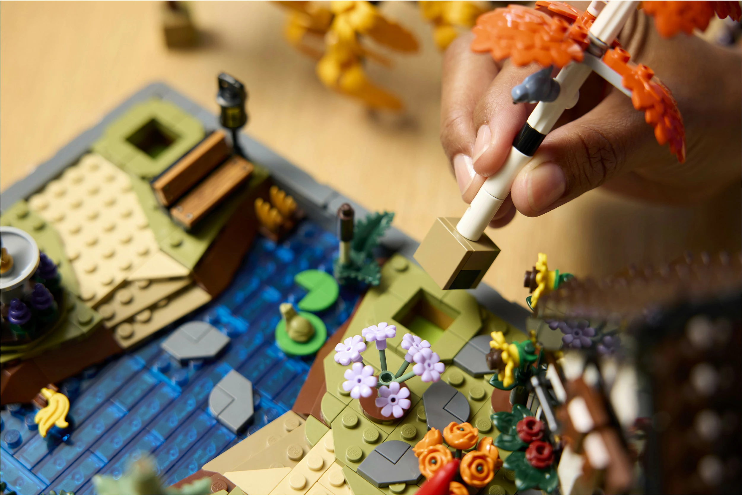 Set ndërtimi LEGO Icons Autumn Cottage Garden 11372, 1102 copë, 18+, multikolor