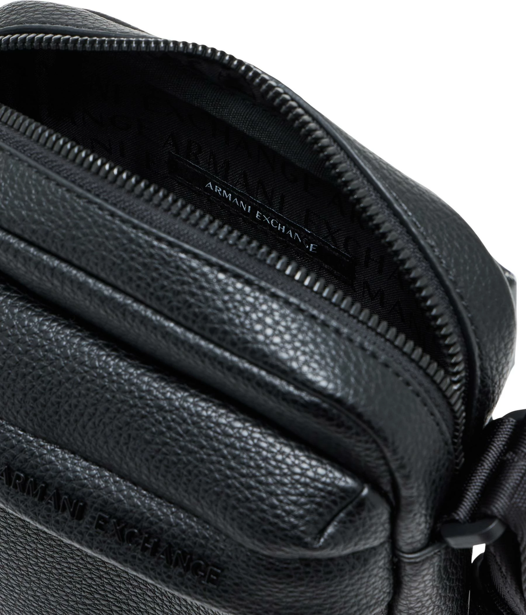 Çantë krahu për meshkuj Armani Exchange XM003597 AF26651, e zezë