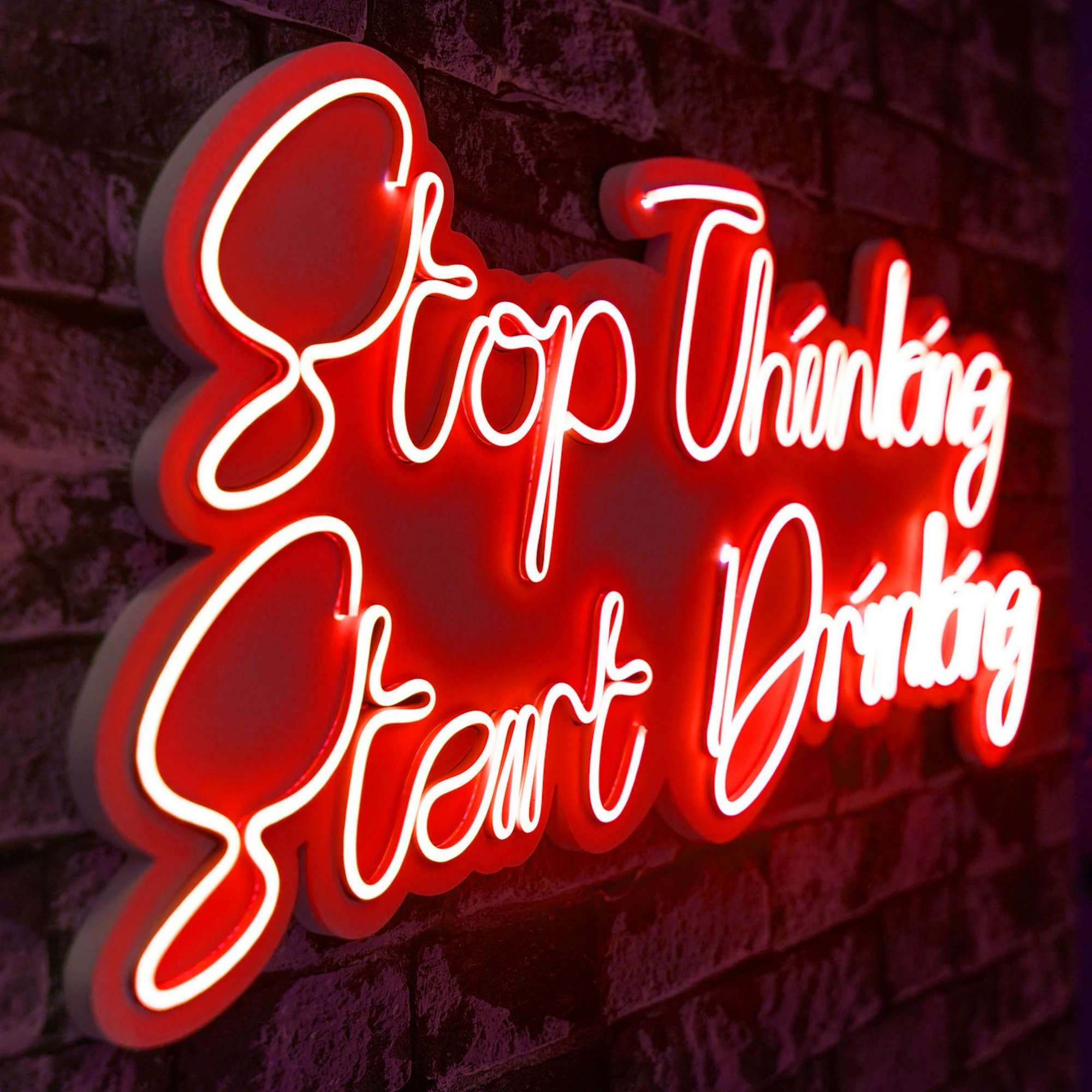 Dritë dekorative LED plastike për mur, 'Stop Thinking Start Drinking', e kuqe