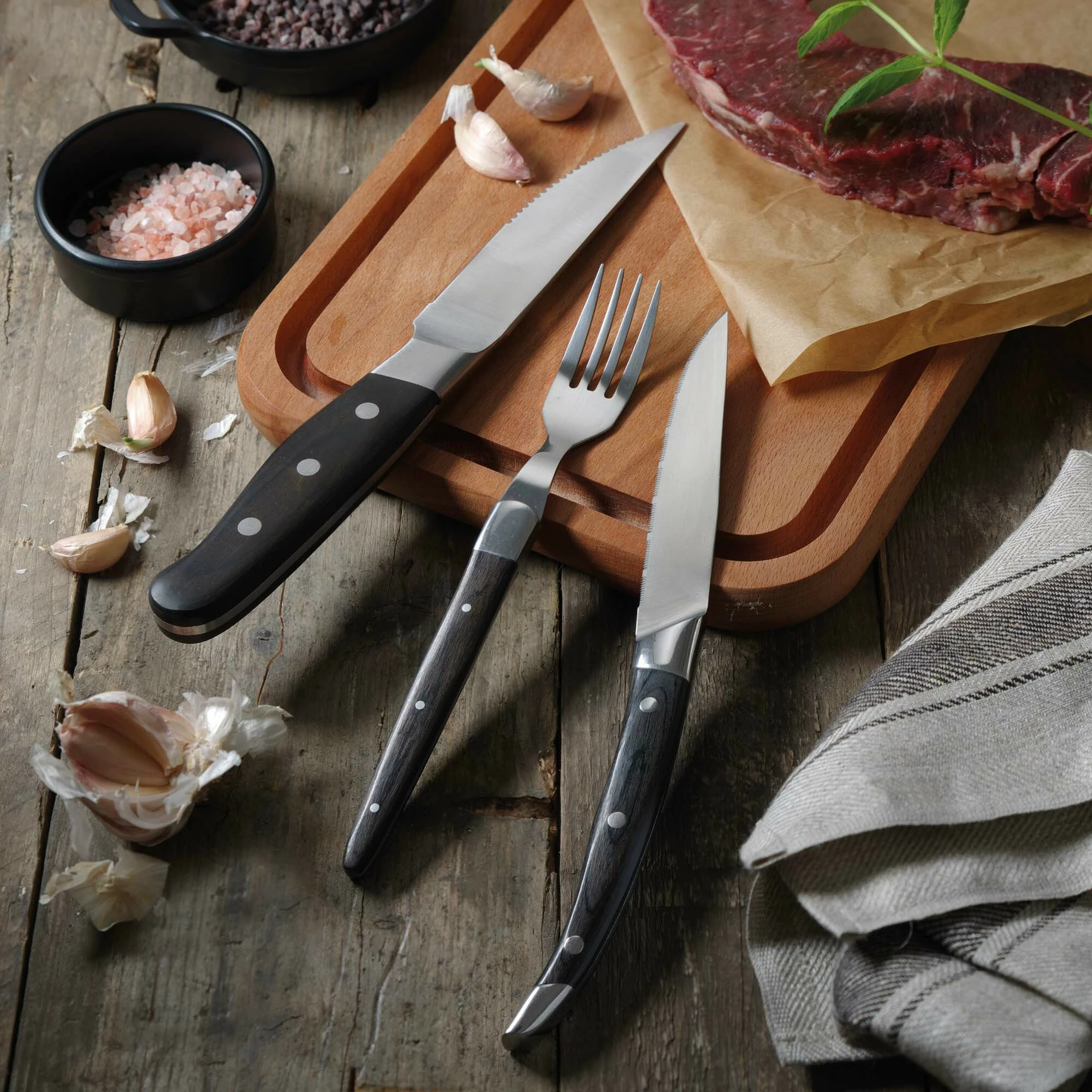 Thikë steak, OVE Corfu, teh 110 mm, çelik inoks, gjatësi totale 240 mm, dorezë Pakkawood, kafe e errët, set 6 copë me kuti dhurate