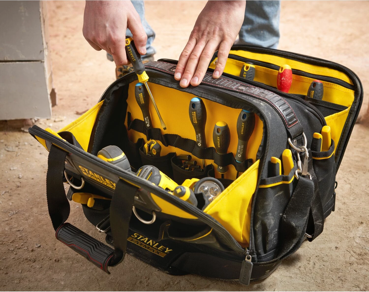 Çantë veglash Stanley FATMAX FMST1-73607 2-në-1 multi-purpose me ndarje të thella, xhepa dhe rrip shpatulle, e zezë/verdhë