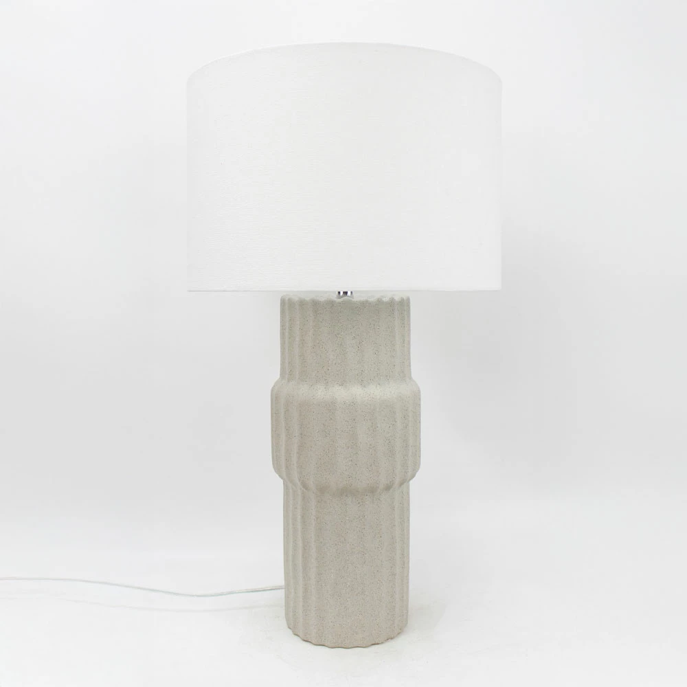 Llambë tavoline MARO, qeramikë gri e çelët, abazhur prej liri të bardhë, 33x3x59cm