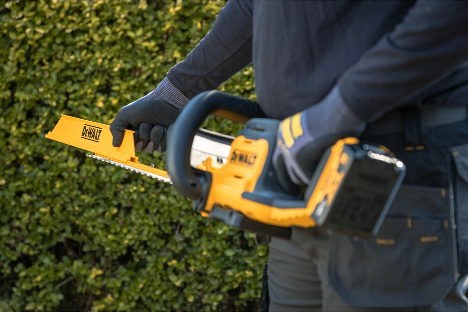 Gërshërë akumulatorike për gardh Dewalt DCMHT562P1 18V XR, 55 cm, 19 mm, set 1x 5Ah + karikues, verdhë/zezë