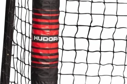 Portë futbolli Hudora Pro Tect 240, 240x160x85 cm, me mbrojtje shkumë EPE, rrjetë poliester, 6 kunja ankore, e zezë