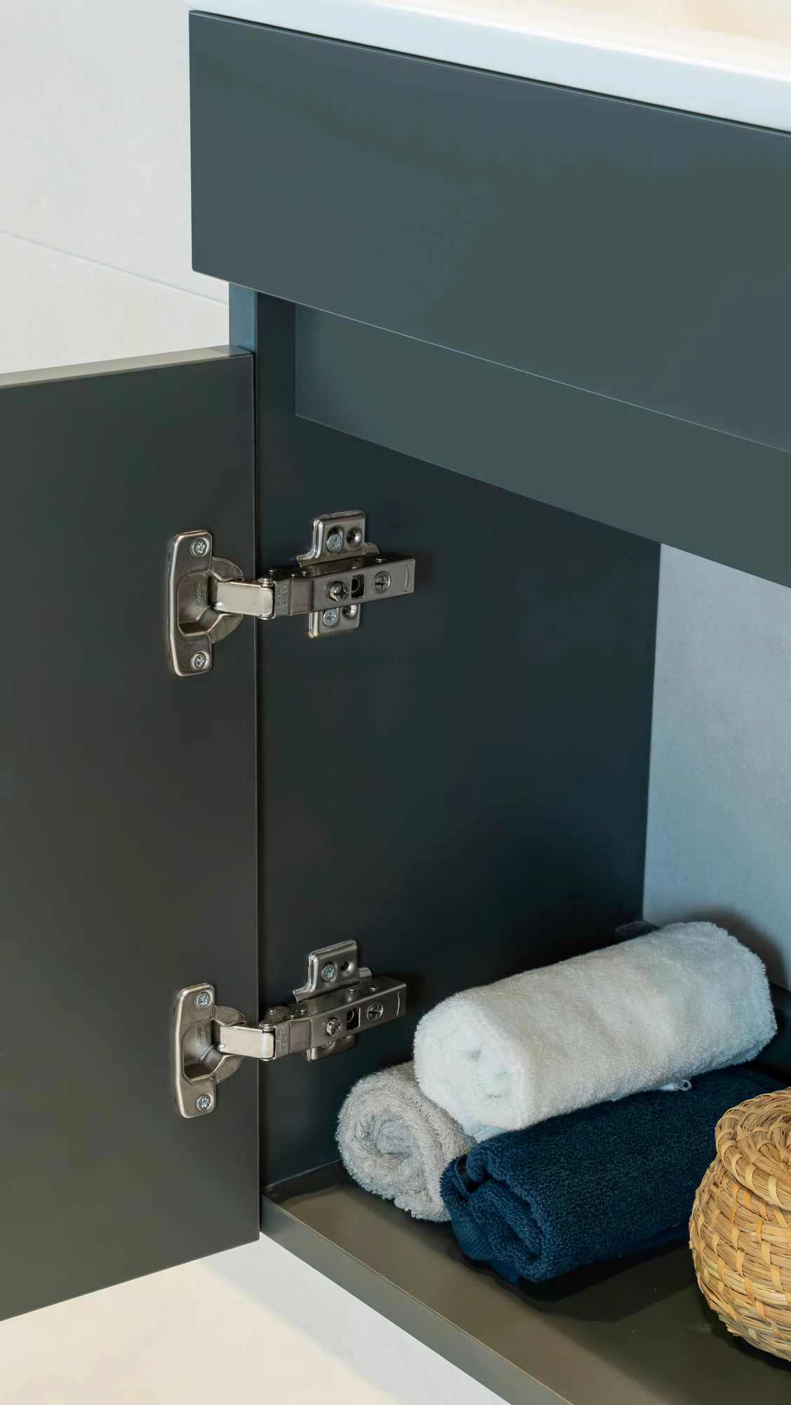 Dollap banjoje, ngjyrë antracit, Skye Decor, me lavaman dhe pasqyrë