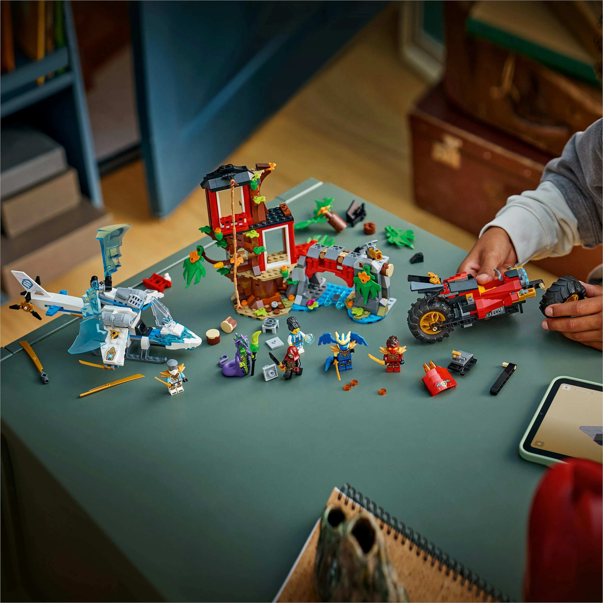 Set ndërtimi LEGO NINJAGO 71857 Ninja Vehicle Tree House Battle, 642 pjesë, 6 minifigura, multikolor