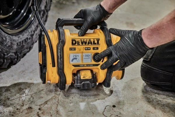Kompresor veture DeWalt DCC018N, 11 bar, me ekran digjital, 12V/18V/230V, i verdhë/zi, set me zorrë dhe adapterë