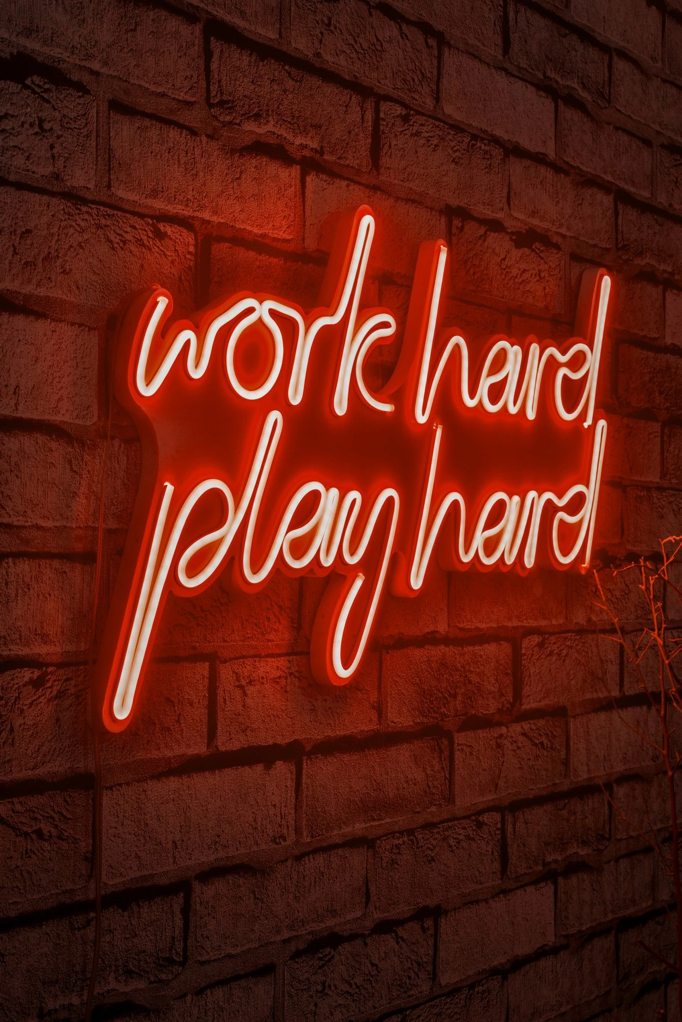 Dritë dekorative LED plastike, shkrim 'work hard play hard', ngjyrë e kuqe