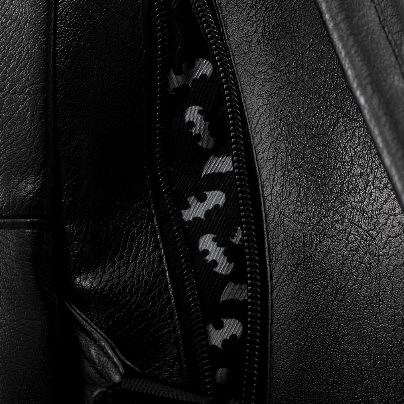 Çantë shpine Pyramid Batman Logo Fashion, 31x18x44 cm, e zezë