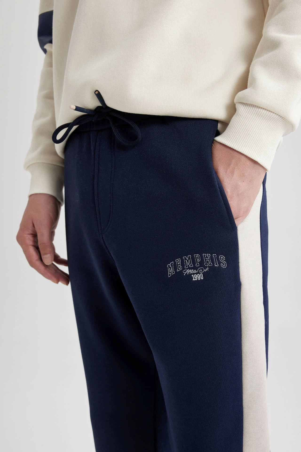 Pantallona sportive për meshkuj DeFacto, të kaltra