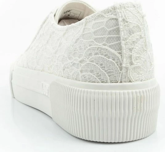 Atlete femra Lee Isla, të bardha, platformë