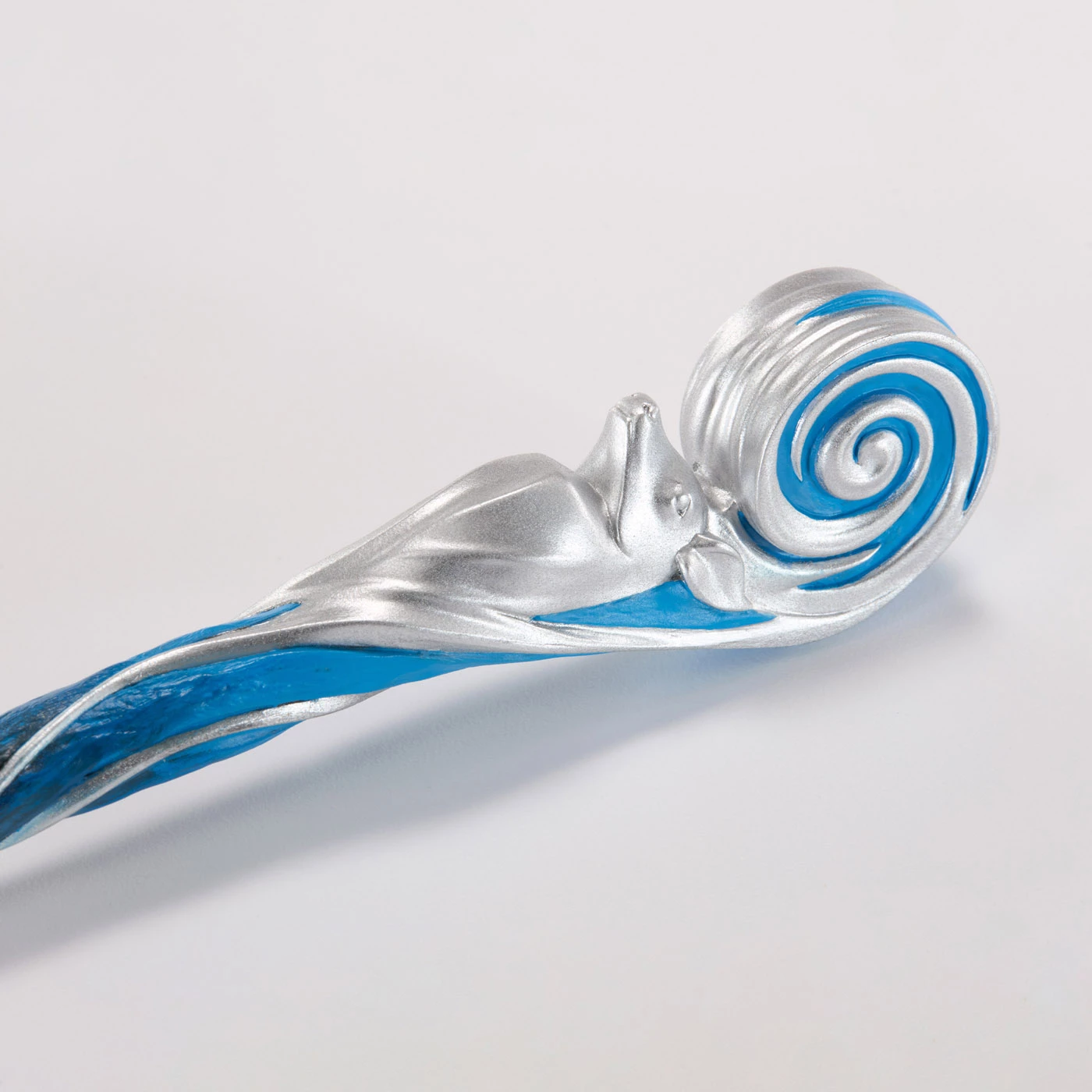 Shkop magjik Noble Collection Harry Potter Celebration Wand 2025, 37 cm, rrëshirë, me mbajtëse metalike + badge enamel, blu/argjend